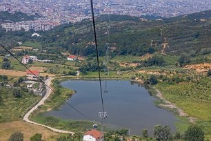 Tirana Linbanan upp till nationalparken Datji på 1400 m höjd.