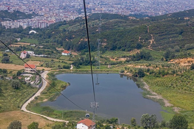 Tirana Linbanan upp till nationalparken Datji på 1400 m höjd.