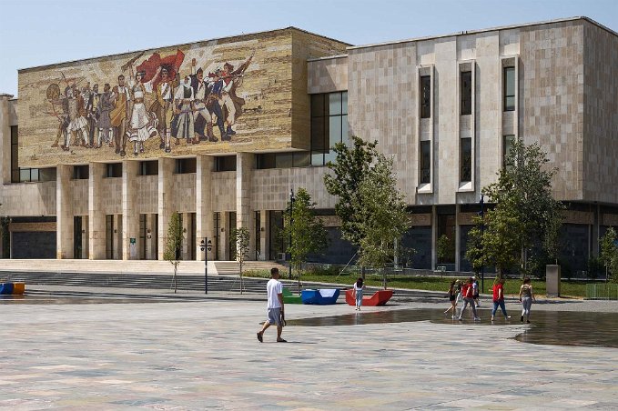 Tirana Historiska nationalmuseet vid Skanderbeg Square, huvudtorget i Tirana.