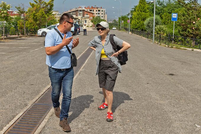 Tirana På väg till bergbanam får Kristina en historielektion av Nik.
