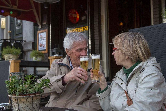 Ölskål Skål i ett glas Amstel-öl