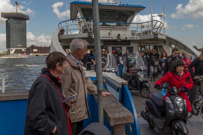 Färja över sjön Het IJ Dags att stiga ombord på färjan över Het IJ – en sjö, tidigare en vik i den nederländska provinsen Noord-Holland. Det är känt för att vara Amsterdams sjösida.