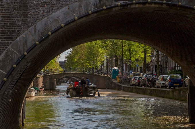 På Amsterdams kanaler Fem broar kan ses från kanalbåten