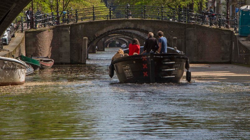 På Amsterdams kanaler Fem broar kan ses från kanalbåten