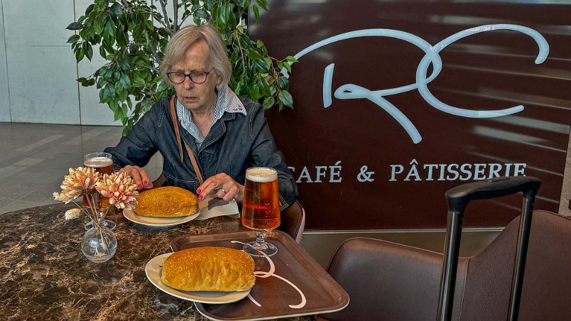 Frukost på Arlanda Macka och öl i utrikeshallen på Arlanda.