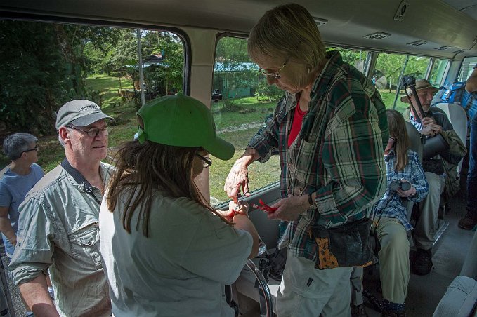 Banden klipps Kristina klipper av de röda armbanden från La Selva-vistelsen.