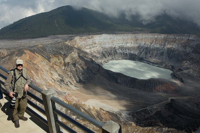 Vid Vulkanen Paos Fotografen vid Poas Volcano, (spanska: Volcán Poás).