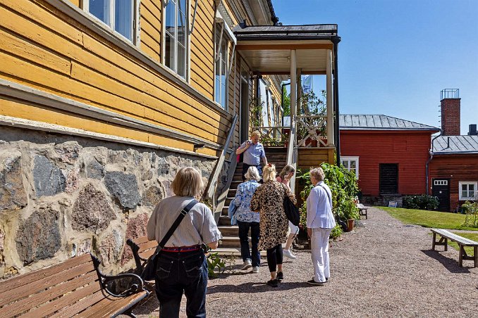 Besök i Runebergs hem Besök i Johan Ludvig Runebergs ganska tråkiga hem på Alexandergatan 3 i Borgå. Runeberg (1804 –1877) betraktas som Finlands nationalskald. Ur hans mest spridda...