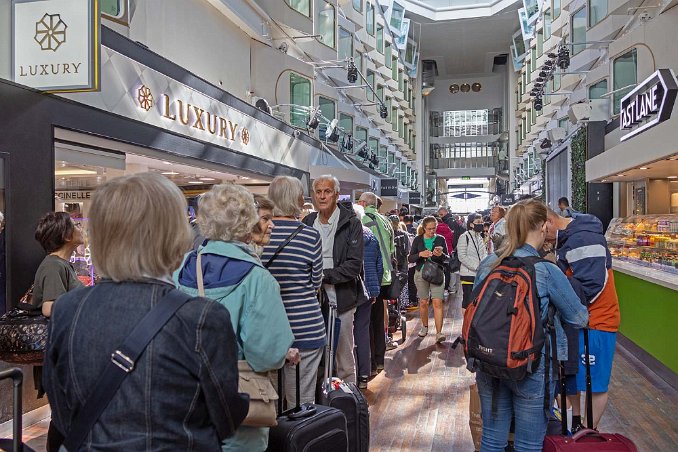 Landgångskö Kö i båten inför landgången i Helsingfors.