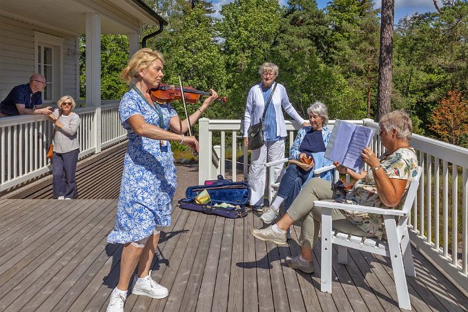 Musik vid Villa Albert Linnéa spelar en gånglåt för oss i gruppen med hjälp av mänskligt notställ.