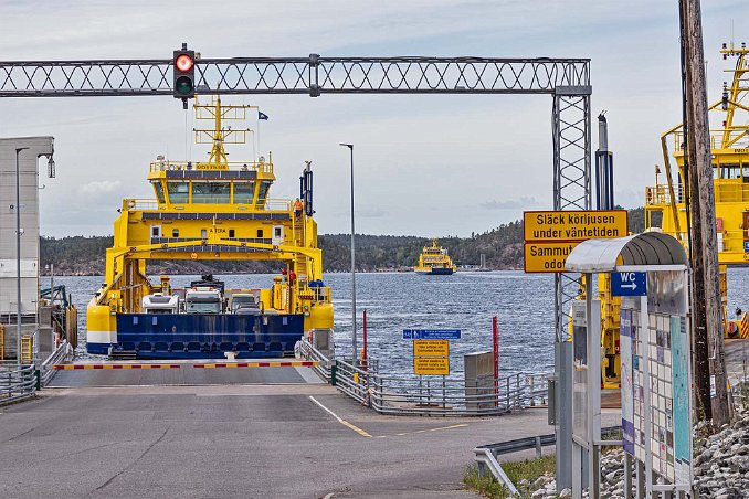 Bilfärjor i skytteltrafik Bilfärjorna på Skärgårdsvägen gick i skytteltrafik över Korsfjärden till ön Lillandet.