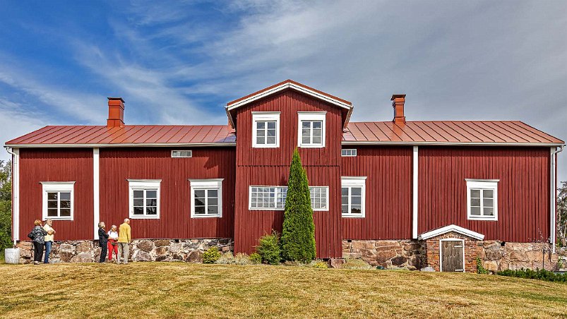 Gunnars barndomshem Gunnars barndomshem; husdelen till höger om högdelen är en senare tillbyggnad.