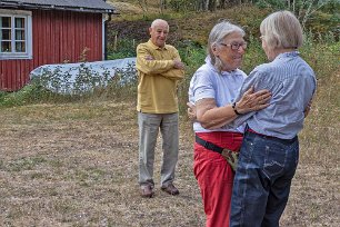 Kärt möte Sol-Britt Andersson hälsar Kristina varmt välkommen i byn Gyttja. I bakgrunden avvaktar kusinen Ole Andersson.