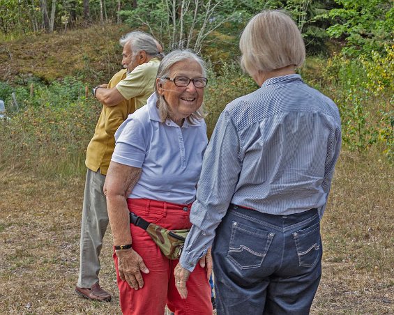 Kärt möte och kramar Sol-Britt och Kristina gläds åt att äntligen träffas. Samtidigt ger Harri Ole en stor kram.