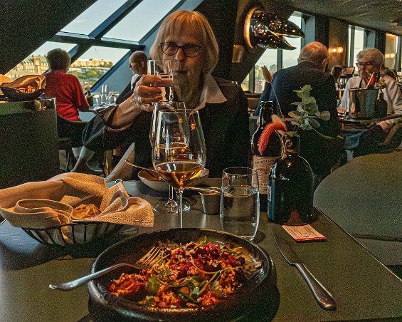 Middagsskål Middag kl 2030 i den ganska lyxiga restaurangen Kobba.