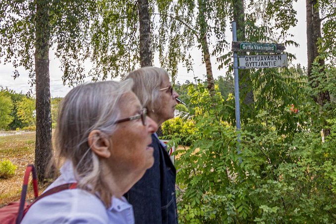 På väg till Gunnars barndomshem Vi är på väg till Kristinas pappas barndomshem.