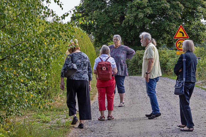 Utanför Gunnars barndomshem På väg in till Gunnars barndomshem