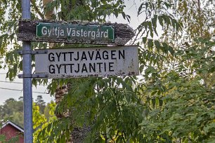 Vägskylt i Gyttja Antik vägskylt i Gyttja.