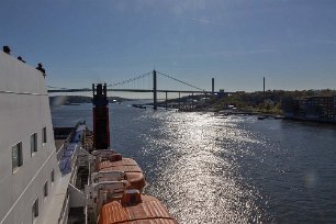 Ut från Göteborgs hamn Älvsborgsbron har passerats på väg ut mot Kattegatt..