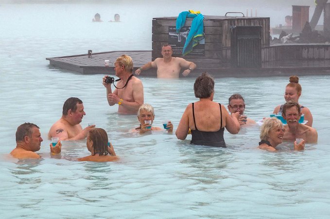 Välkomstdrink i Blå lagunen Välkomstdrink och bad i Blå lagunen.