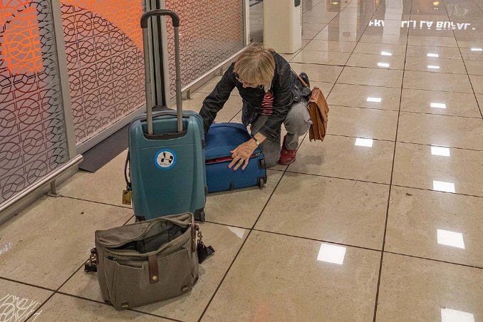 Ompackning i Neapel Vi var framme i ankomsthallen i Neapel långt före övriga i resesällskapet, så det fanns gott om tid att stuva om i resväskan.