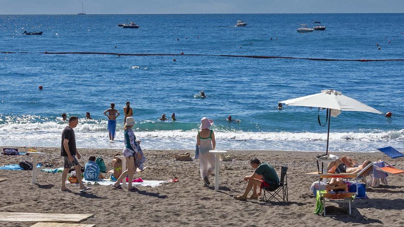 Strandliv i Minori Soldyrkare på Minori beach.