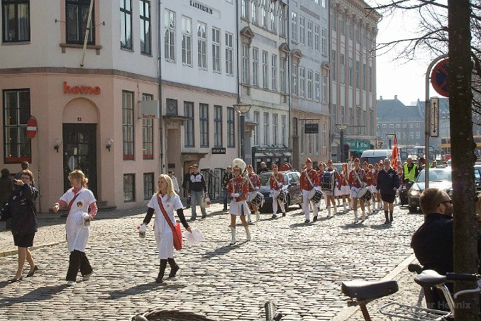 Flickorkester i Nyhavn