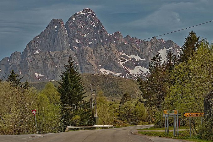 Fjällmassiv vid Örnäsvika Fjällmassiv ovan E10 vid Örnäsvika