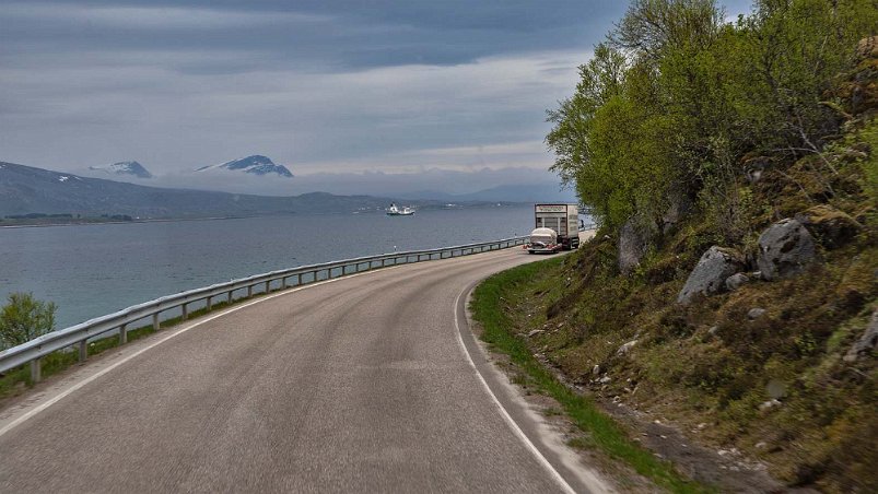 Längs Fiskefjorden (bussvy) På E10 Längs Fiskefjorden.