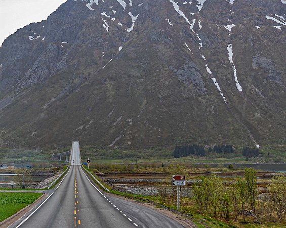 Mot Gimsöystraumen bro På E10 strax före Gimsöystraumen bro.