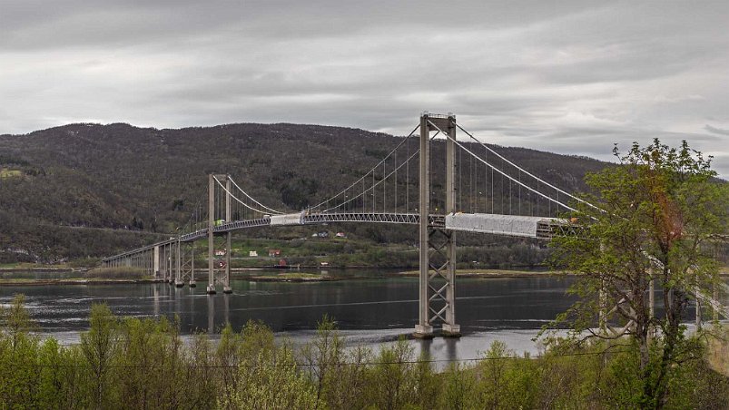 Tjedsundsbron (bussvy) Tjedsundsbron över Steinslandsstraumen frän Leikvikhamn på Hinnøysiden till Steinsland på fastlandet.1007 m lång, öppnad 1947.