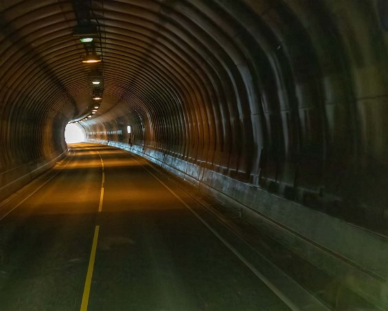 Vägtunnel (bussvy) Vägtunnel, på E85 längs Gullesfjord.