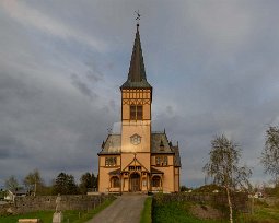 Vågan kyrka Vågan kyrka, också känd som Lofotkatedralen, är en korsvirkeskyrka i Kabelvåg vid E10 i Nordland. Kyrkan som invigdes 1898 är med 1100-1200 platser en av Norges...