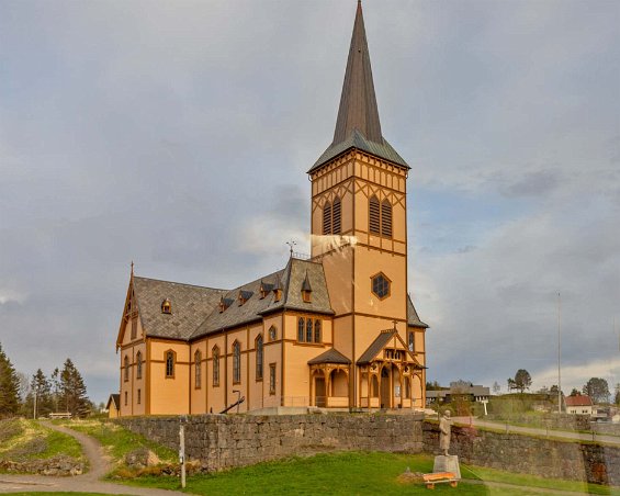 Vågan kyrka Vågan kyrka, också känd som Lofotkatedralen, är en korsvirkeskyrka i Kabelvåg vid E10 i Nordland. Kyrkan som invigdes 1898 är med 1100-1200 platser en av Norges...