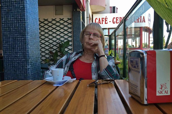 Fika i Evoa Vi hoppade av turbussen i Evoa och fikade medan övriga skådade i omgivningarna