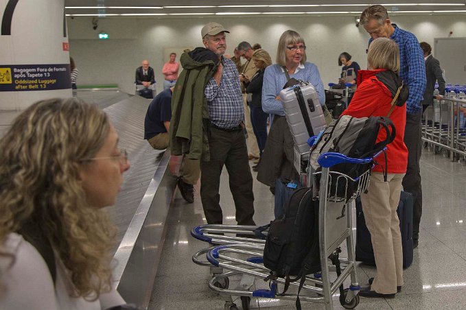 Bagageväntan i Lissabon Möte vid bagagebandet i Lissabon