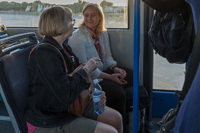 I bussen från planet 170520 Tillfälligt och trevligt möte i bussen på plattan i Olbia.