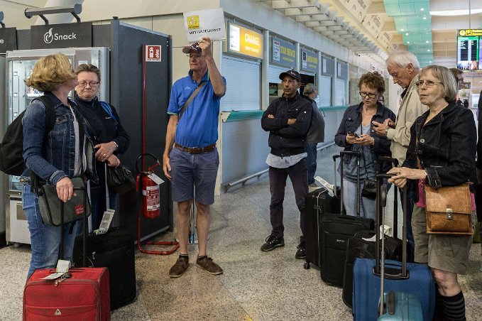 Flygplatsköande Samling kring reseledaren Måns Hallqvist på flygplatsen efter utcheckningen.