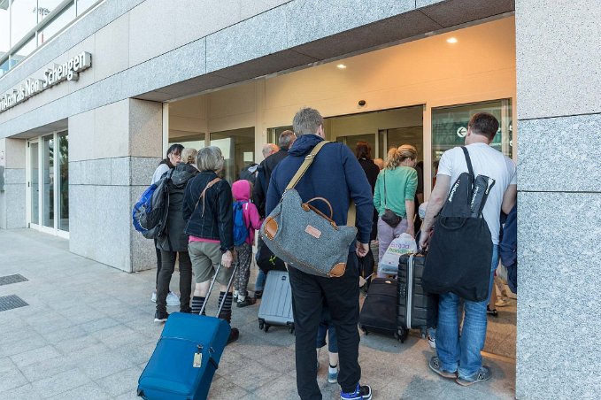 Flygplatsköande Köande genom flygplatsen i Olbia