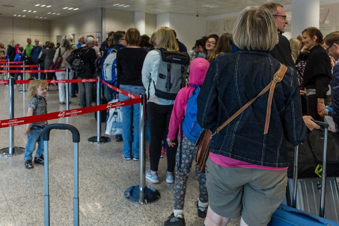 Flygplatsköande Köande genom flygplatsen i Olbia