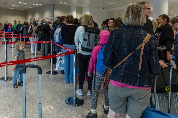 Flygplatsköande Köande genom flygplatsen i Olbia