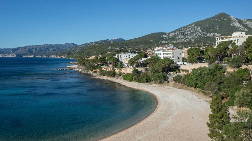 Strandvy Sandstranden nedanför hotellet Blue Marino i Olbia.