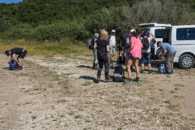 Vandringsstart Klart för första dagens vandring från stranden vid Cala Cartoe. Erik, t v, kollar vattenmagasinet.