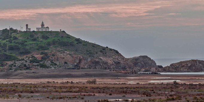 Fyren i Portman Alldeles utanför Portmán finns naturreservat Calblanque, som omfattar både berg, klippig kust, sandstränder och saltsjöar.