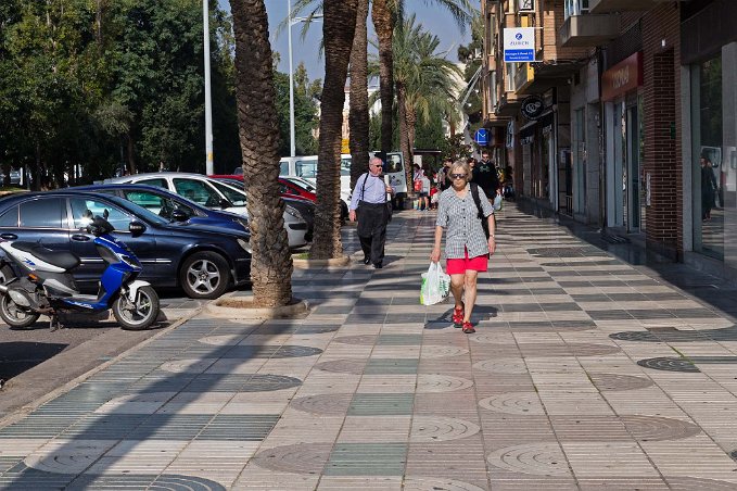 På Avenida de San Anton Varuhusköpen släpas till bilen på Avenida de San Anton i Cartagena