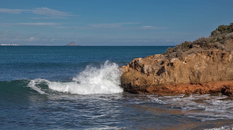 Vid fyren i Cabo de Palos Medelhavet rullar in vid Cabo de Palos