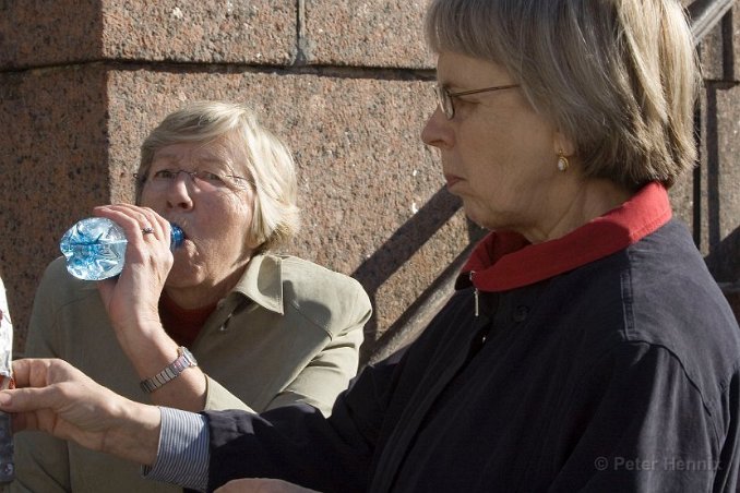 En klunk vatten utanför kyrkan