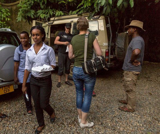 Framme i Udzungwa Falls Lodge kl 1822 Efter en dags skumpande i jeeparna välkomnades vi bokstavligt talat med med varma servetter