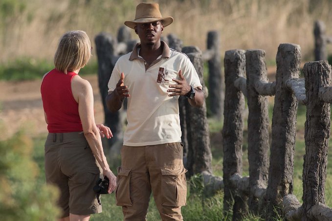 Kristina och chauffören Ali i Mikumi nationalpark, Tanzania