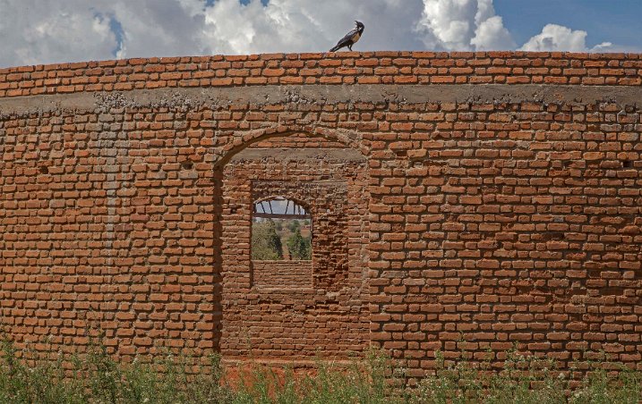 Tegeltempel vid A7 mot Dars Es Saalam En av många halvfärdiga byggnader vid A7 mot Dar Es Salaam